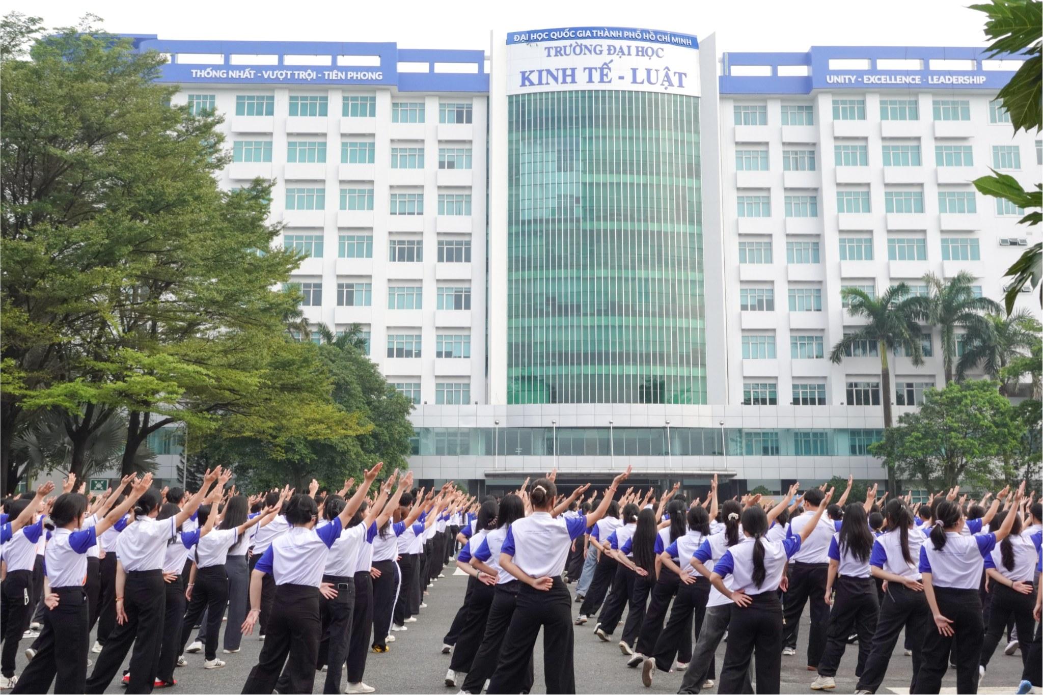 Hơn 1.500 sinh viên UEL cùng đồng diễn trong MV "25 - Khát vọng"