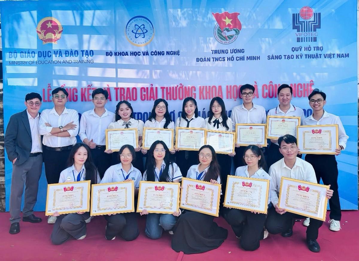 Sinh viên UEL tỏa sáng tại Giải thưởng Khoa học và Công nghệ sinh viên 2025